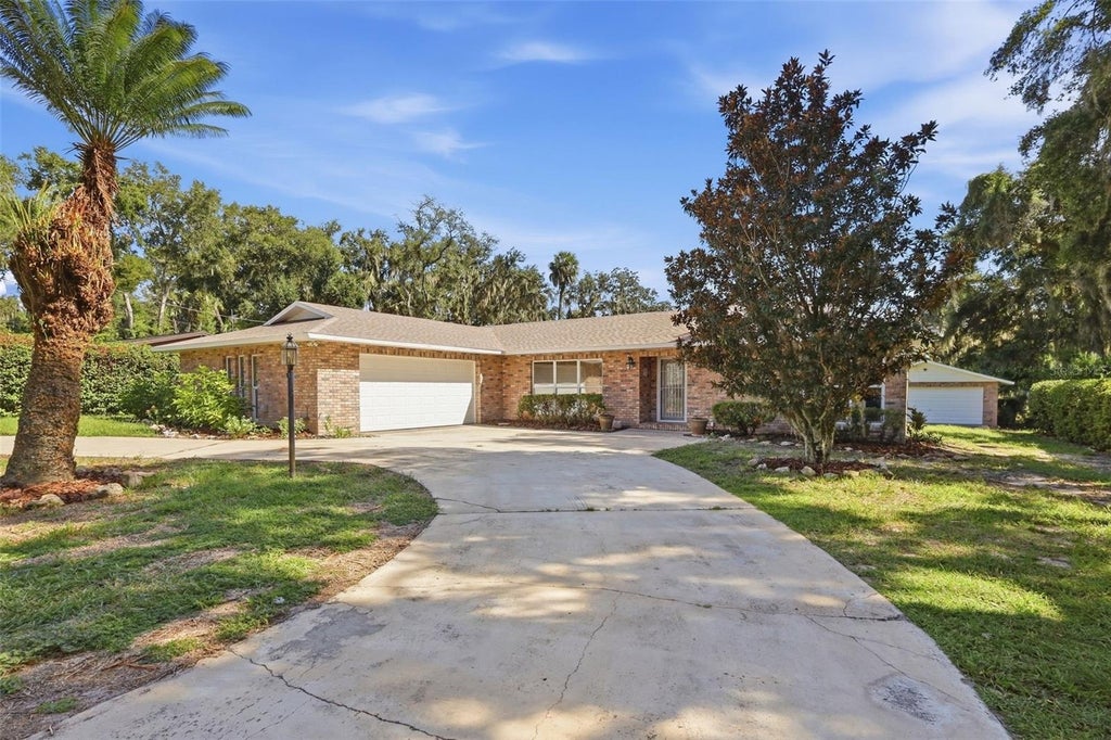 Photo of 1521 N Lakeview Avenue, Leesburg, FL 34748 (MLS # G5118010)