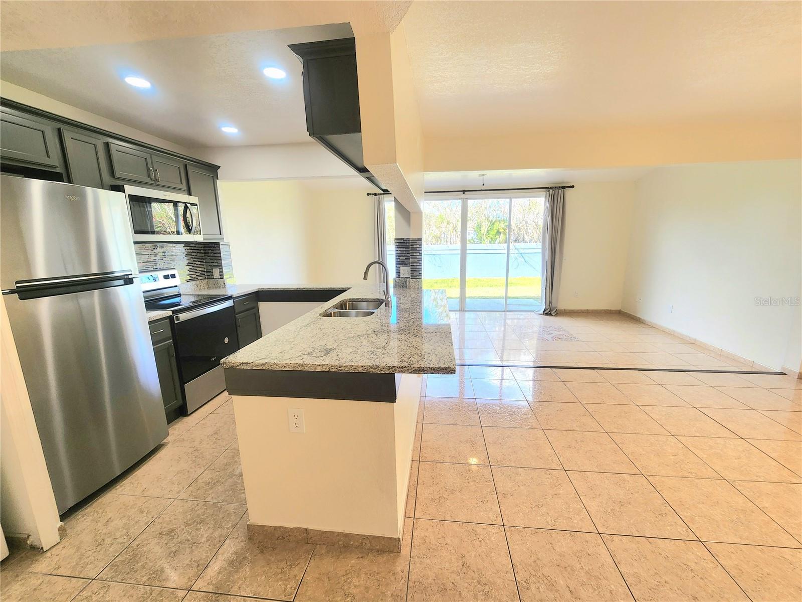 ISLAND CLUB WEST PH 02 - Residential Lease
