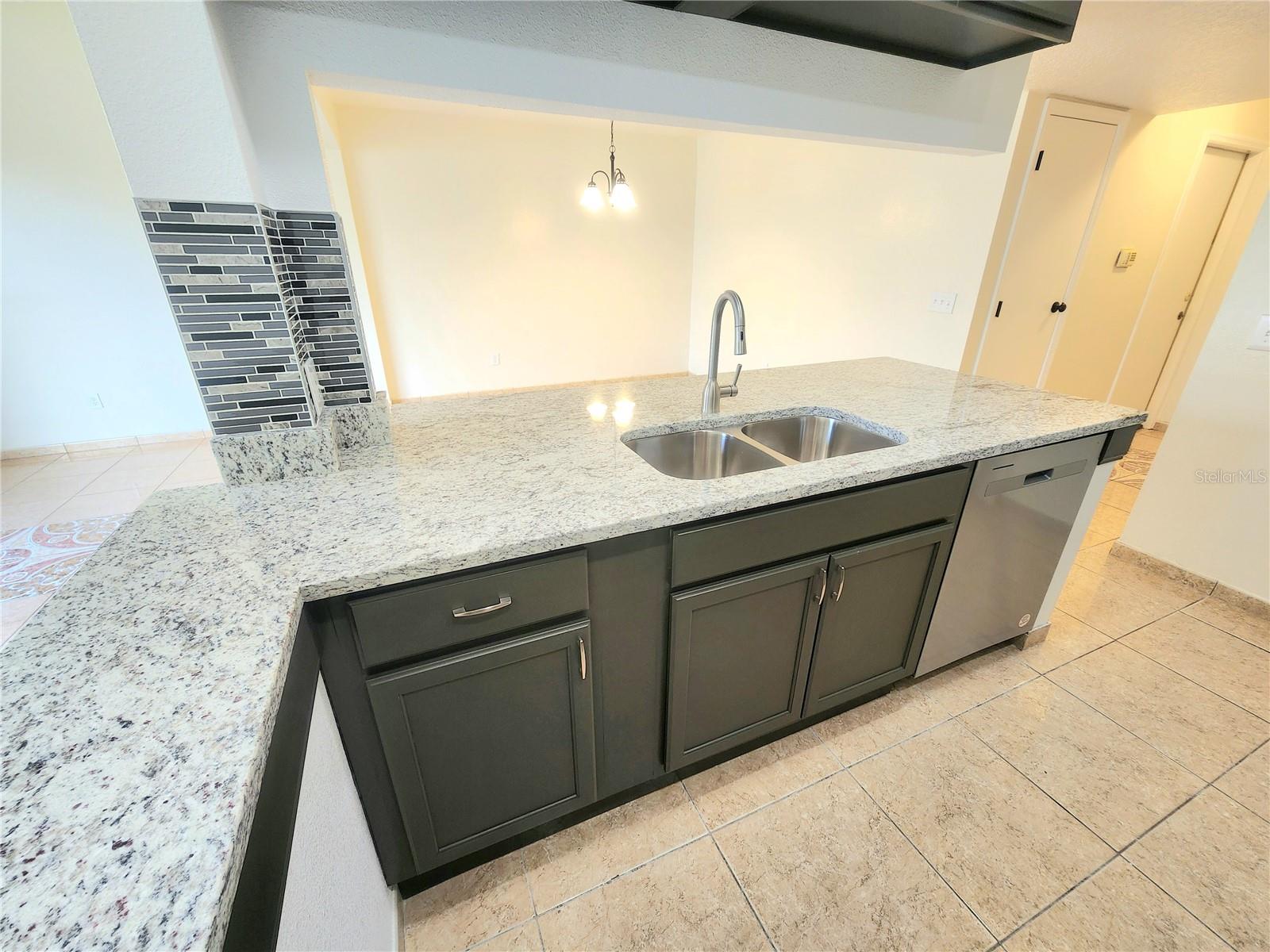ISLAND CLUB WEST PH 02 - Residential Lease