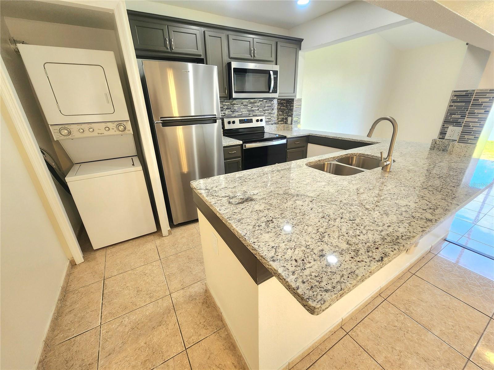 ISLAND CLUB WEST PH 02 - Residential Lease