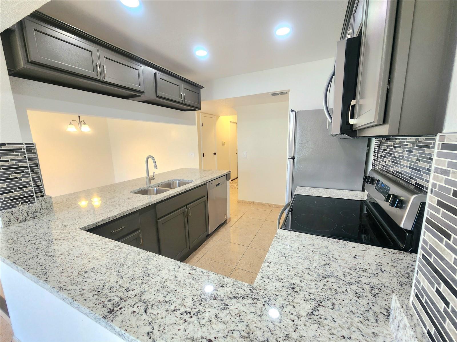 ISLAND CLUB WEST PH 02 - Residential Lease