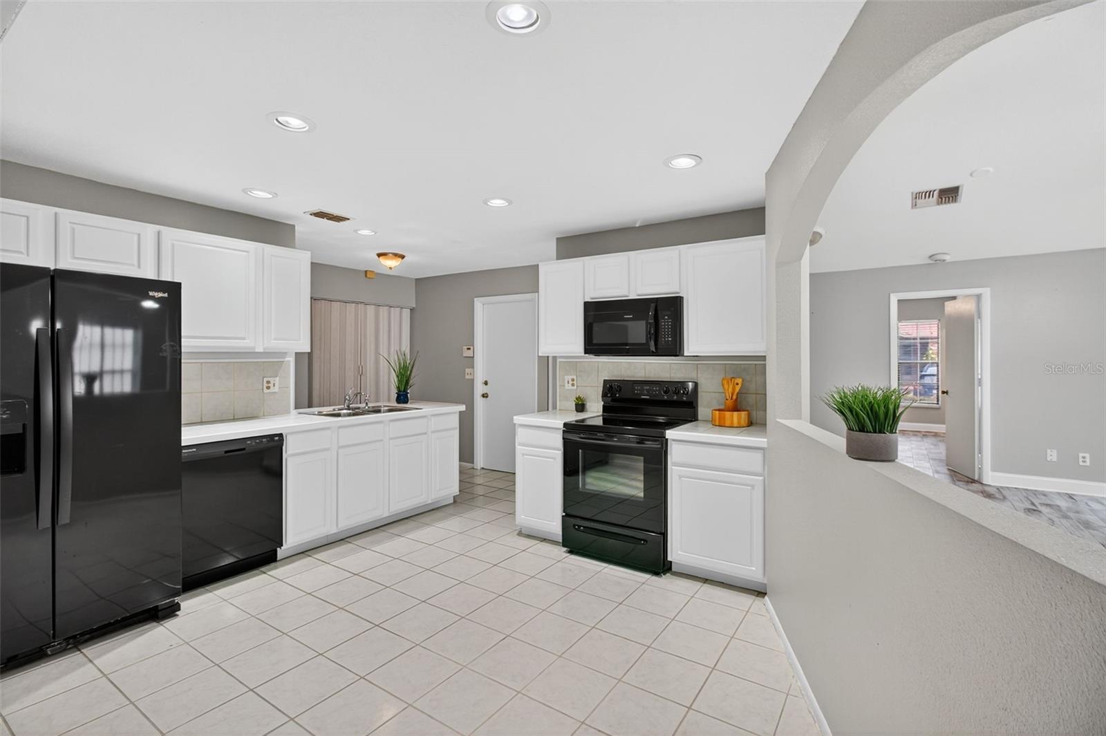 3909 SHORESIDE CIRCLE