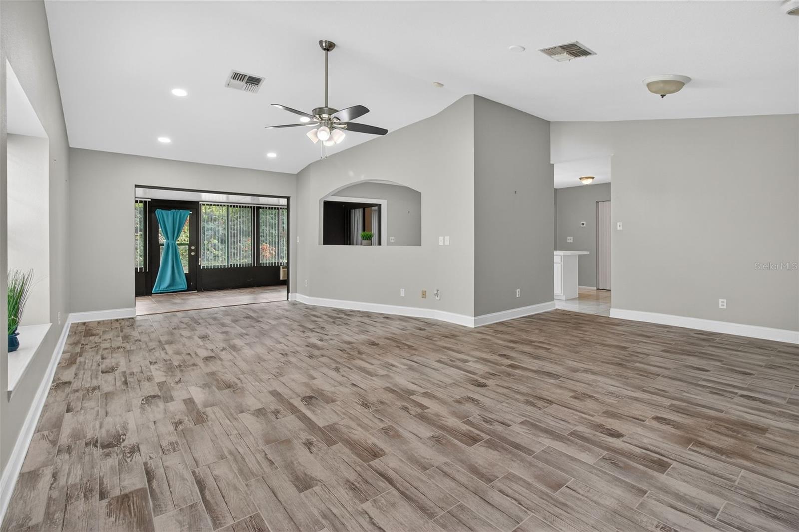 3909 SHORESIDE CIRCLE