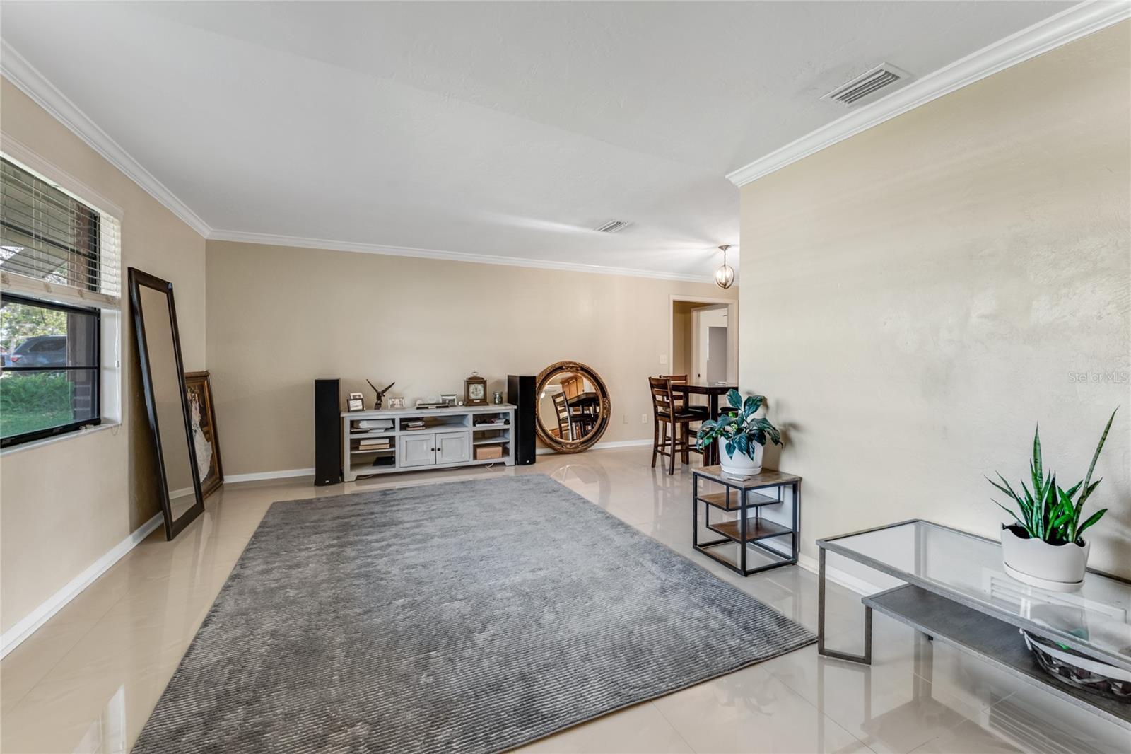800 W RIVER OAK DRIVE