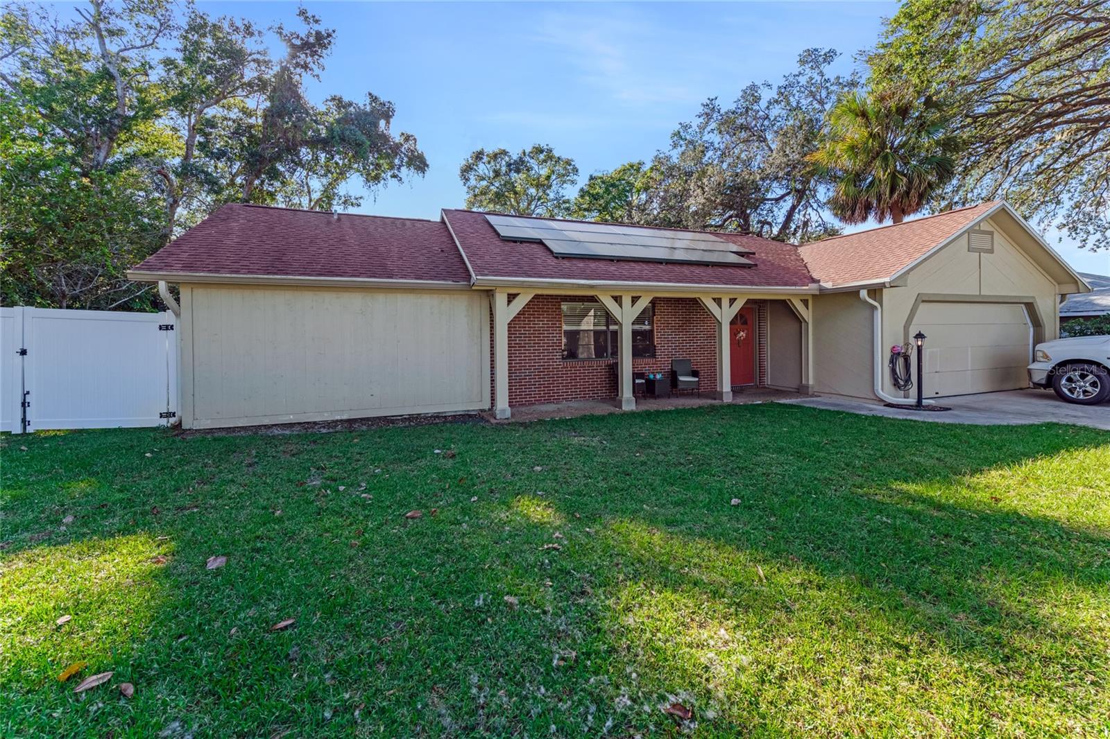 800 W RIVER OAK DRIVE