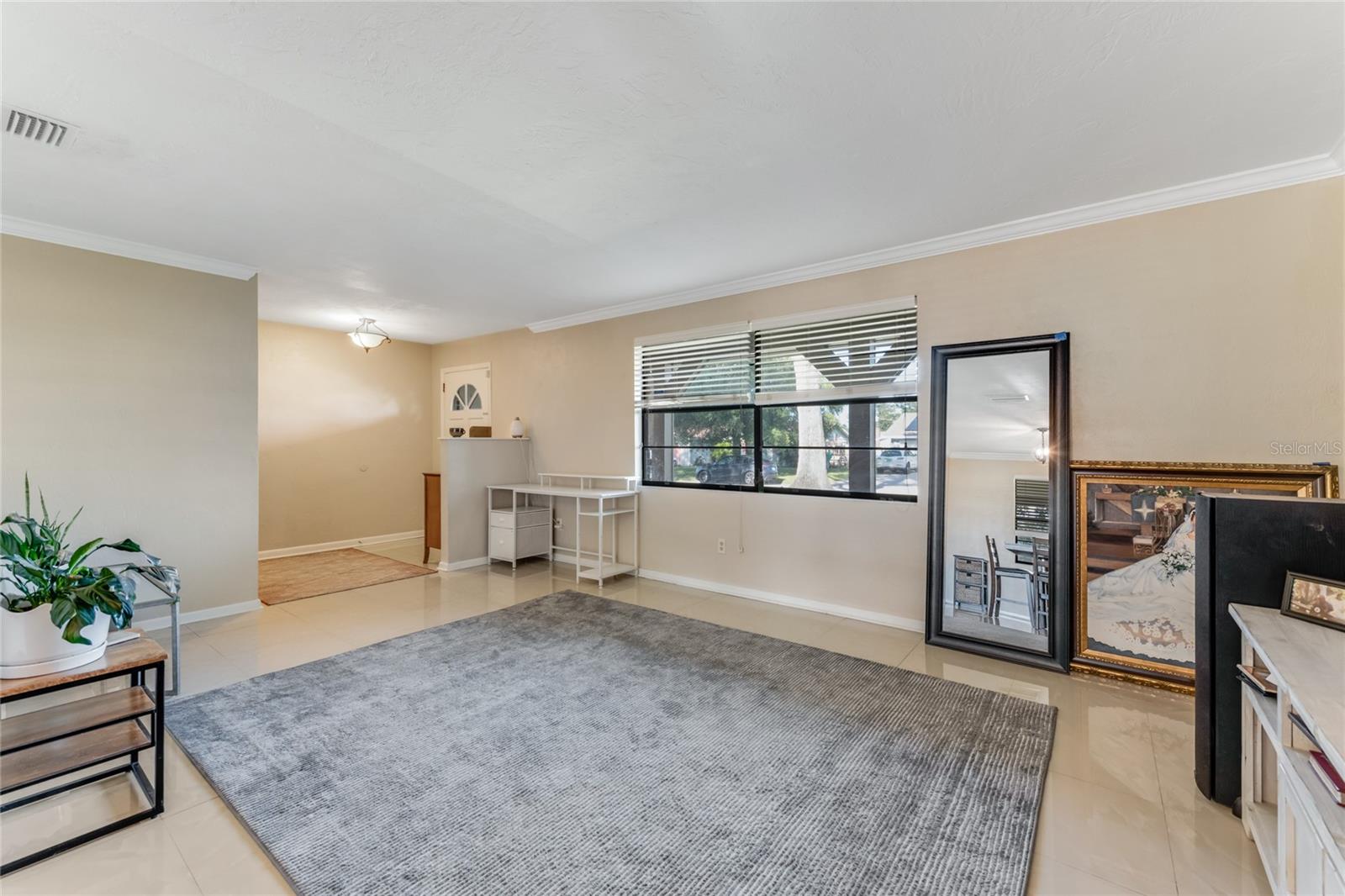 800 W RIVER OAK DRIVE