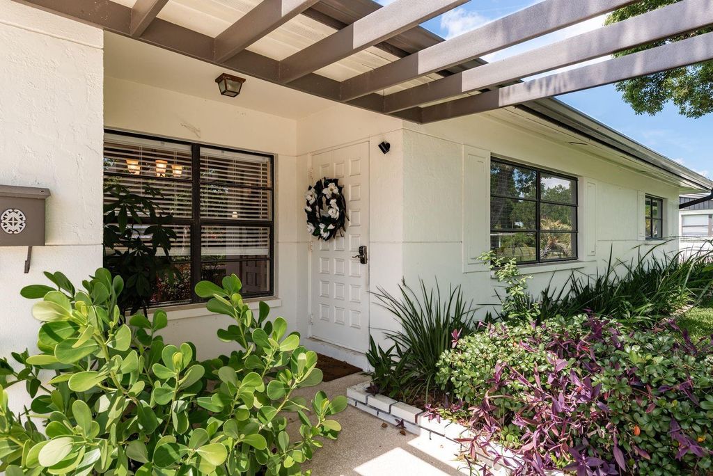 Photo of 8532 Kumquat Avenue, Seminole, FL 33777 (MLS # TB8409625)