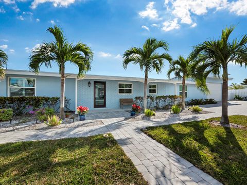 A home in LONGBOAT KEY