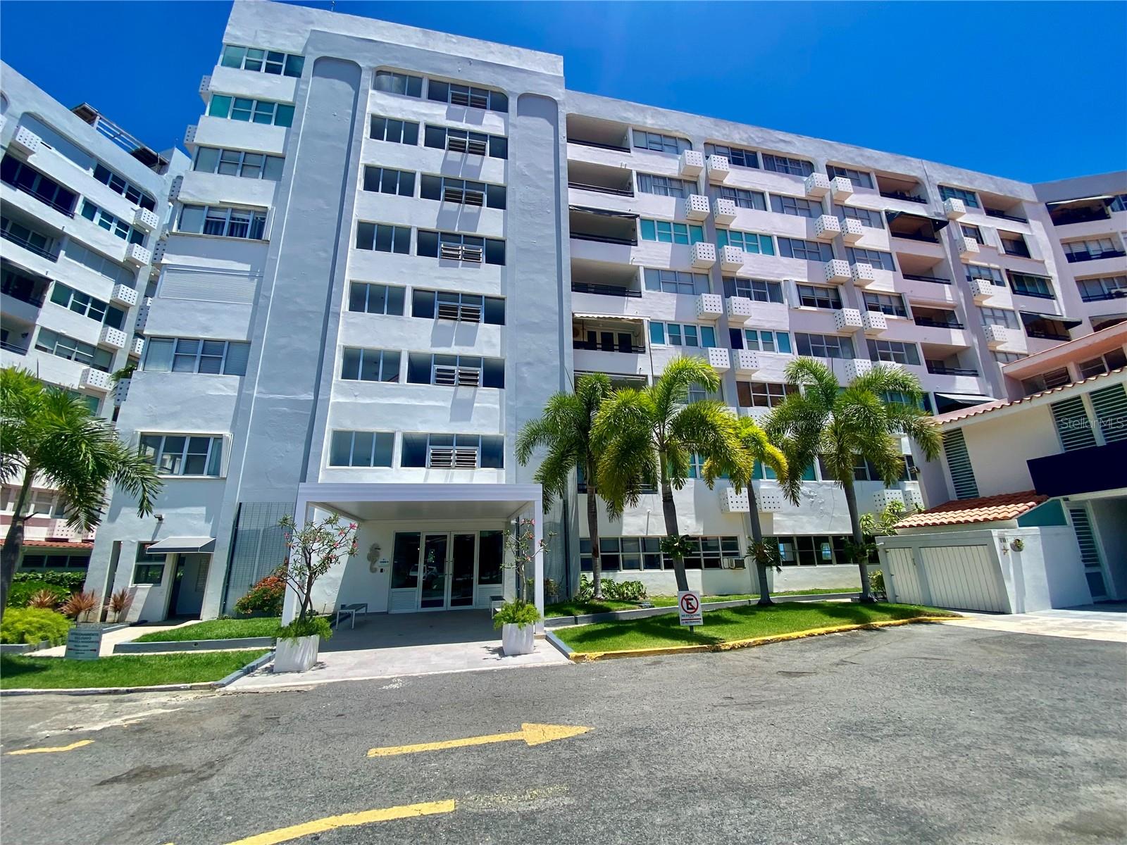 Beautiful Resort-Style Apartment with Direct Ocean Views
Wake up to the sound of the waves, sandy beaches, and swaying palm trees. This stunning beachfront unit offers 898 sq ft of living space featuring an open-concept layout with a fully equipped kitchen, spacious living and dining area, 2 bedrooms, 1 bathroom, and one covered parking space.
Condo Amenities:
• Gated community with 24-hour security
• Swimming two pools
• Fitness center
• Entertainment area
• Direct beach access
Prime Location:
Just steps from top hotels, restaurants, and main highways.
Call us today to schedule a private tour and make this exceptional unit your new home!