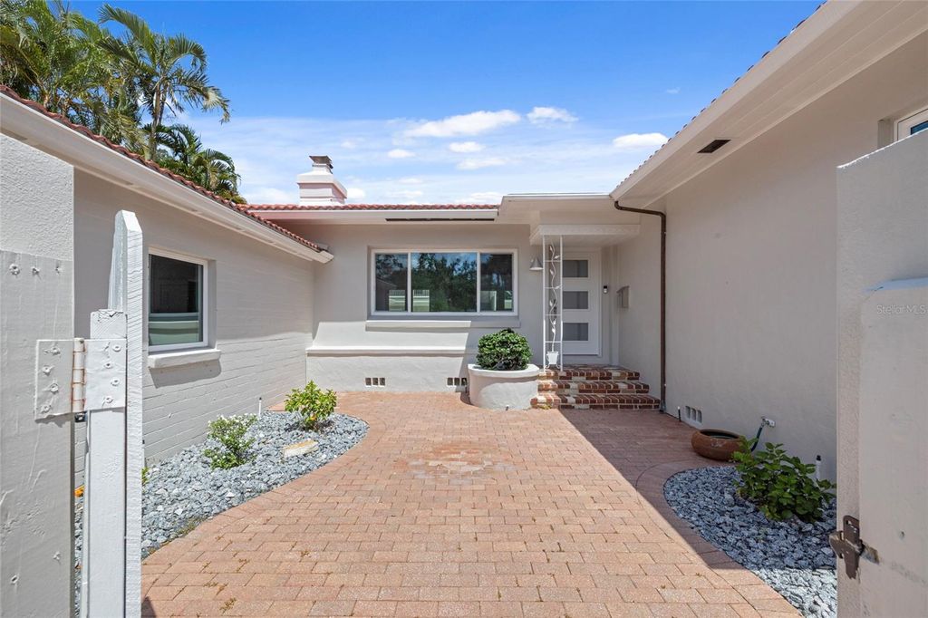 Photo of 860 Snell Isle Boulevard NE, St Petersburg, FL 33704 (MLS # A4665216)