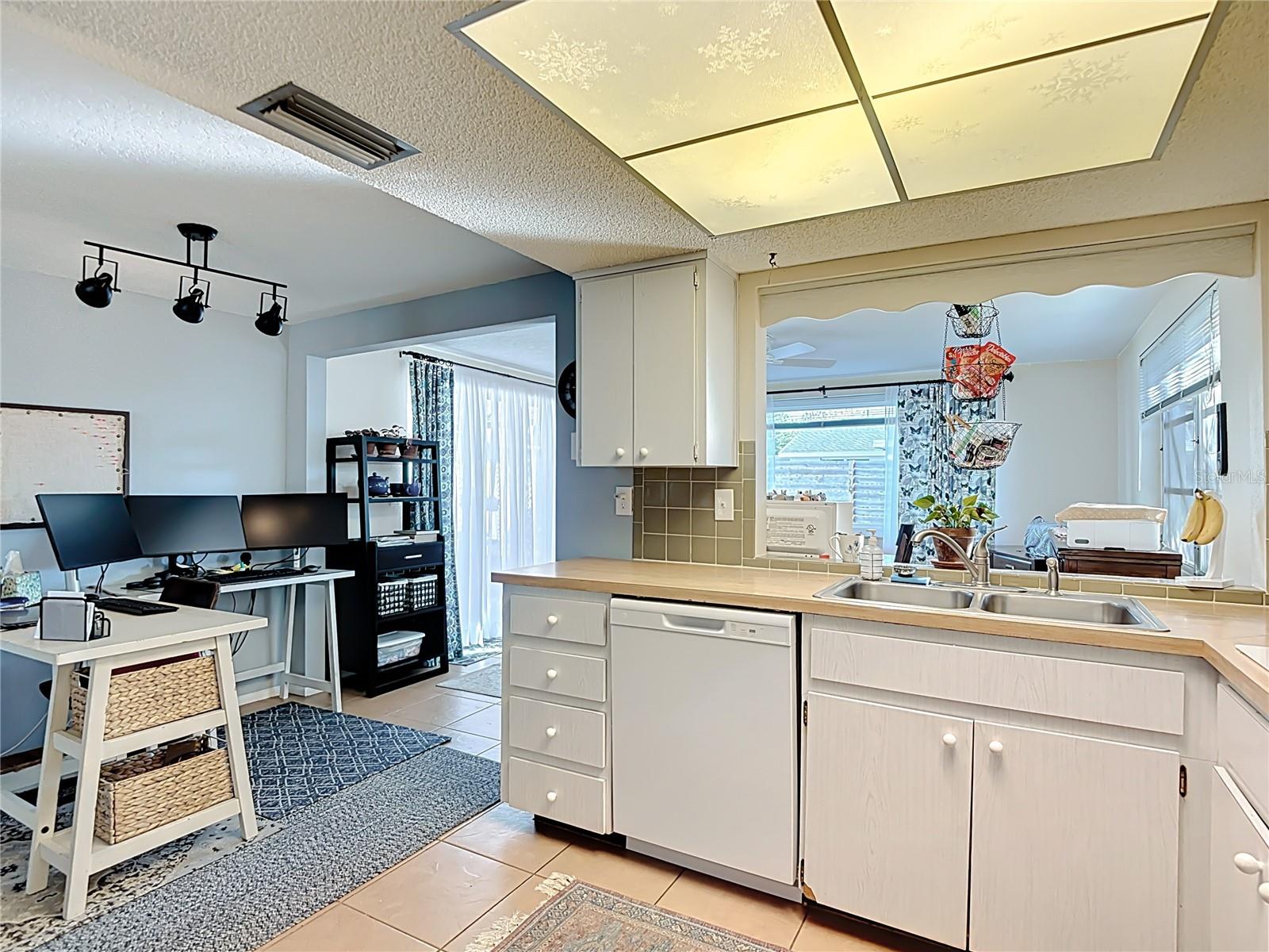 EMBASSY HILLS - Residential