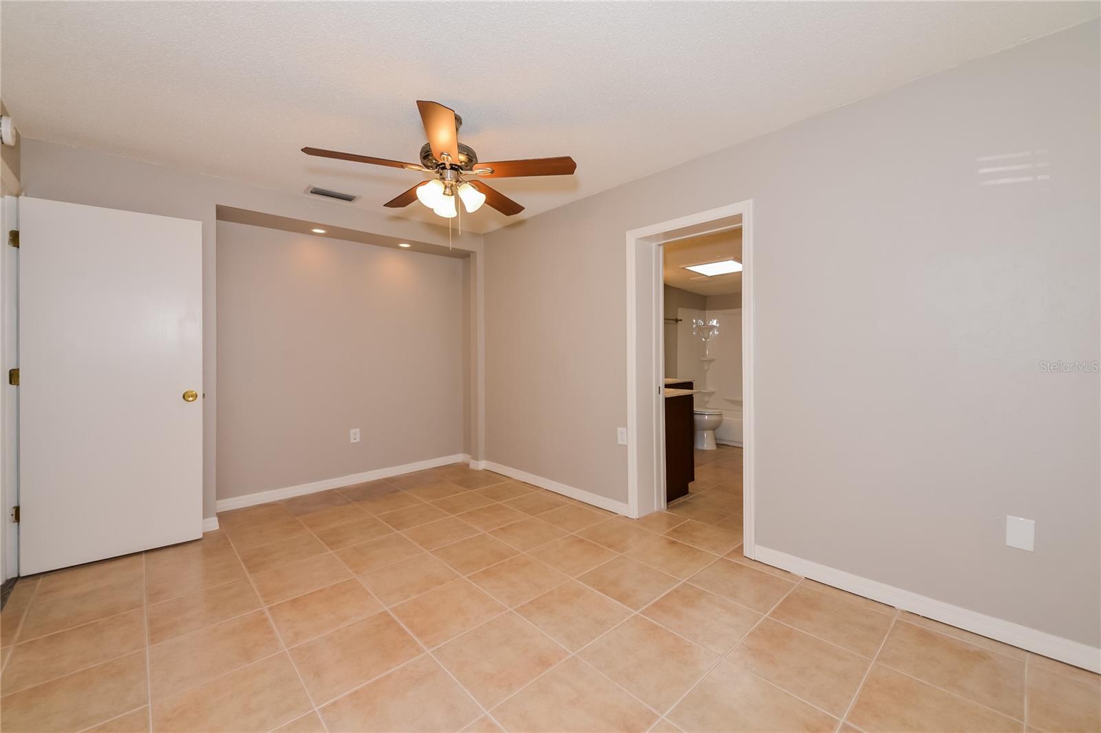 SARASOTA SPRINGS UNIT 19 - Residential Lease