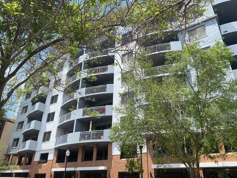AVAILABLE 8/11/2025. Welcome to urban living at its finest! This expansive 1,631 sq. ft. 2-bedroom, 2-bath condo is located in the highly desirable Residences of Franklin Street in the heart of Downtown Tampa. Featuring a bright open floorplan with wood and ceramic tile flooring throughout, this condo offers comfort, convenience, and style.
Step into the foyer and discover a generously sized guest bedroom complete with two closets and an adjacent full bathroom with a tub. The modern kitchen is a chef’s dream—featuring granite countertops, rich wood cabinetry, stainless steel appliances, ample counter and cabinet space, and a breakfast bar that opens to the living area.
The spacious living and dining area is ideal for entertaining and includes a cozy alcove perfect for a home bar or office setup. Sliding glass doors lead to a private balcony with sweeping views of the Downtown Tampa skyline.
Tucked off the living area is the large master suite, showcasing elegant tray ceilings, a walk-in closet (Note: no longer has carpet), and an en-suite bathroom with double vanities, abundant counterspace, and a private water closet.
Enjoy added convenience with an in-unit laundry closet equipped with a washer and dryer.
Community amenities include secure building entry, a gated parking garage with two assigned spaces, an assigned storage unit, a fitness center, rooftop pool, and a resident lounge with stunning city views available for private events.
Located just steps from the Straz Center, Curtis Hixon Park, Glazer Museum, Tampa Riverwalk, and a wide array of top dining, entertainment, and nightlife options. This is the perfect opportunity to live in the center of it all!
Additional HOA application required.
Pet Policy: One pet 30lb max with a $350 one time non-refundable pet fee based on one pet.
If you decide to apply for one of our properties:
Screening includes credit/background check, income verification of 2.5 to 3 times the monthly rent and rental history verification.
APPLICANT CHARGES:
Application Fees: $75 eachadult, 18 years of age and older (non-refundable).
$25 each pet application fee for pet verification (non-refundable).
Current vaccination records will be required.
ESA and service animals are FREE with verified documentation.
Lease Initiation Admin Fee: $150.00 after approval and upon signing.
Security Deposit: Equal to one month’s rent.
Pet Fee if applicable (non-refundable) $350 each pet.