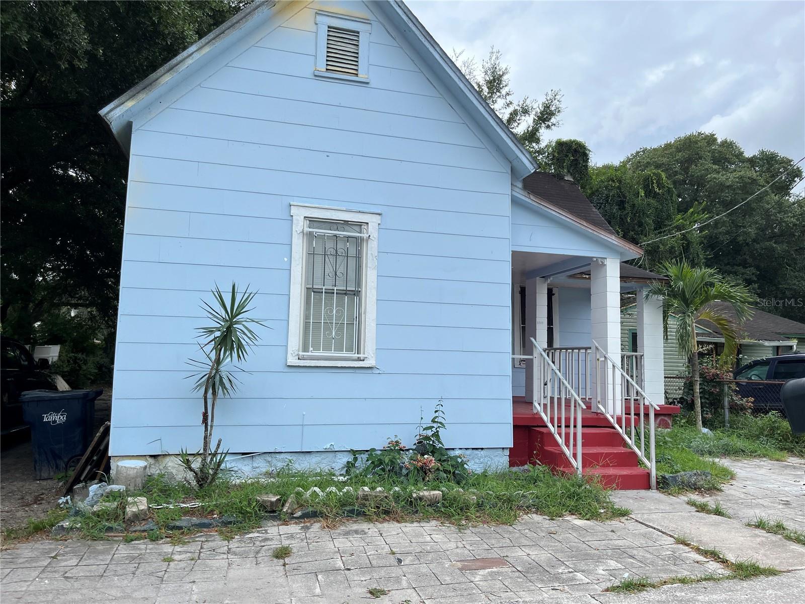 Prime commercial opportunity in Hillsborough County! This 1,024 SqFt property has a rich history, previously operating as a barbershop and a house of worship. Zoned for versatile use, it offers the potential for retail, office, or service-based businesses. Located near HWY 275, it ensures excellent visibility and accessibility.
Perfect for entrepreneurs or investors looking to maximize value in a high-demand area.