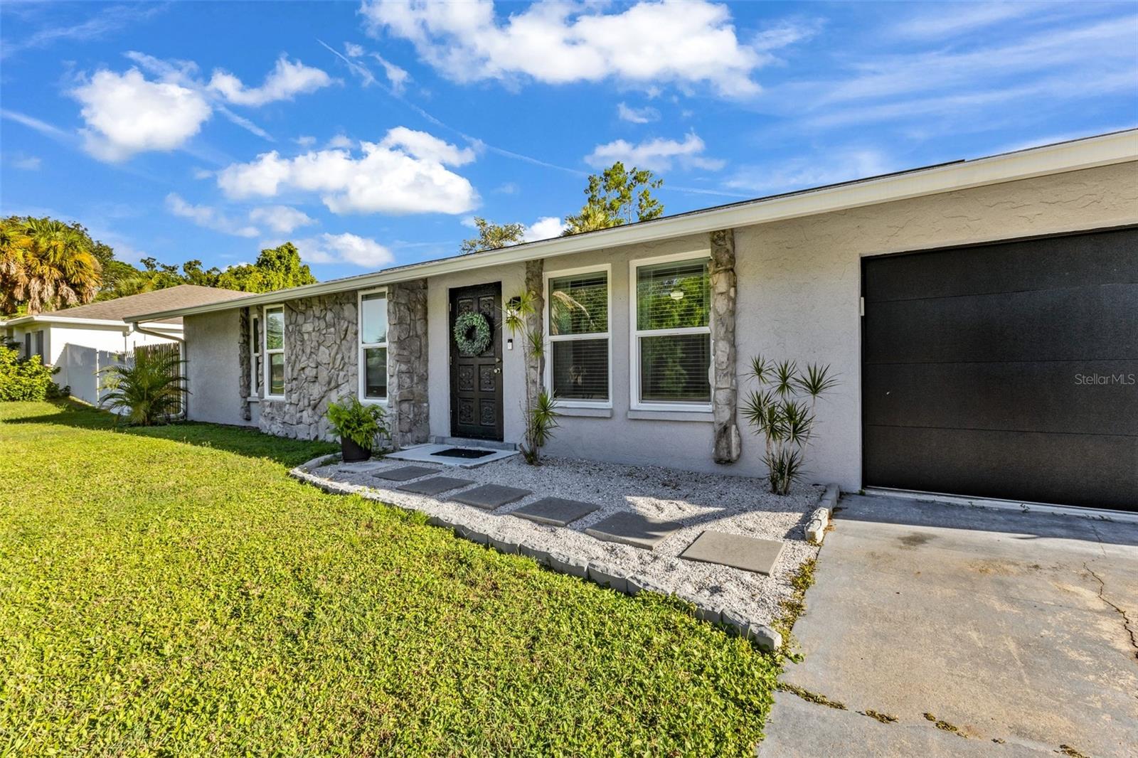 2562 LAKESHORE CIRCLE