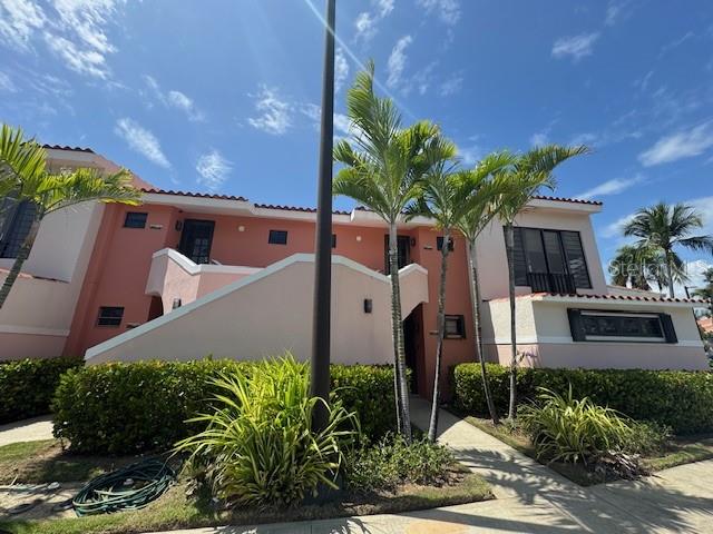 Enjoy the comfort and exclusivity of living in Palmas del Mar, corner apartment with a spectacular lake view.
Apartment Features:
2 bedrooms and 2 bathrooms. Spacious living room, dining room, and kitchen. Large balcony with pond views. Ideal layout for renting a room and living the rest of the property. Short term rentals allowed.
Community Amenities:
Restaurants and banks
School and Hotel
Golf Course
Tennis Course
24/7 security
Live in an exclusive setting with everything you need within easy reach.