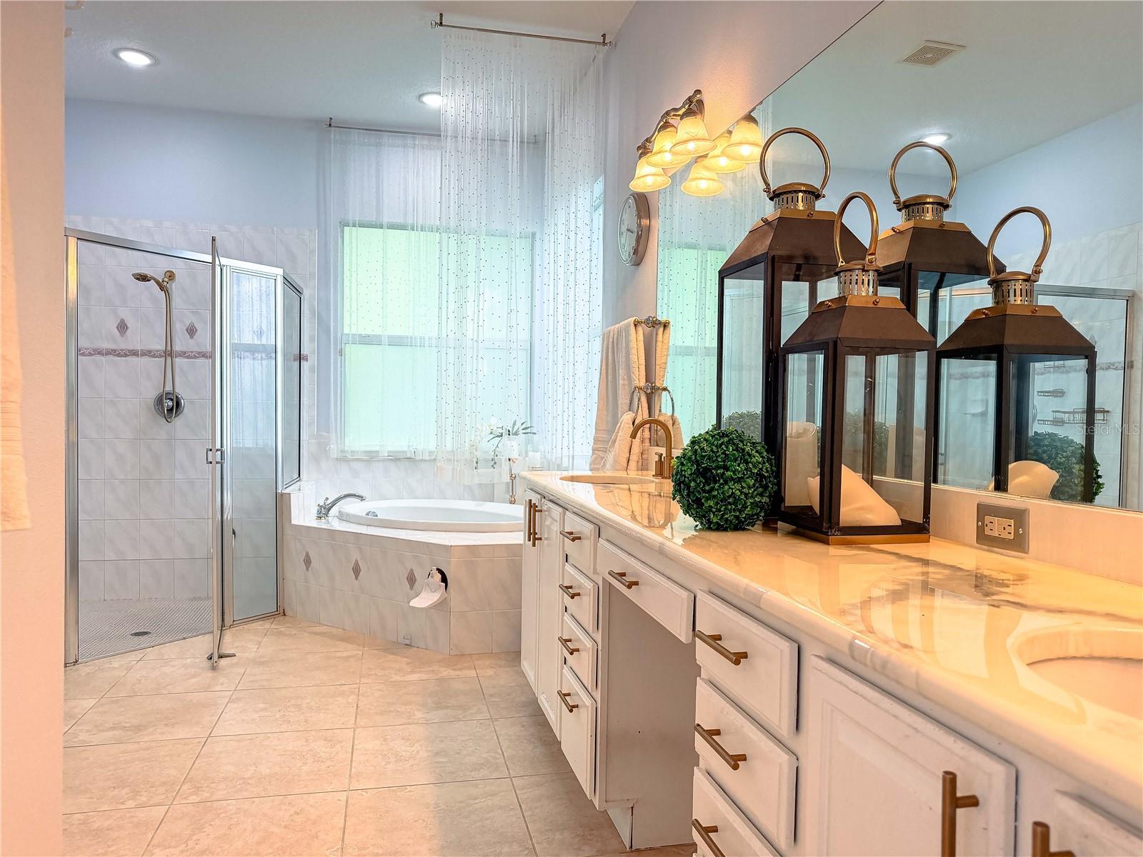 LINCOLNWOOD ESTATES - Residential