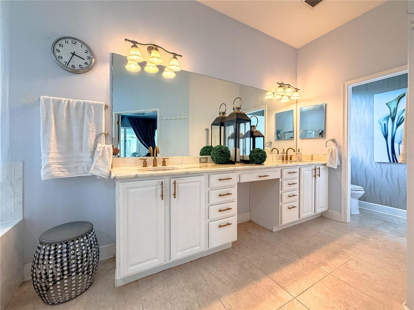 LINCOLNWOOD ESTATES - Residential