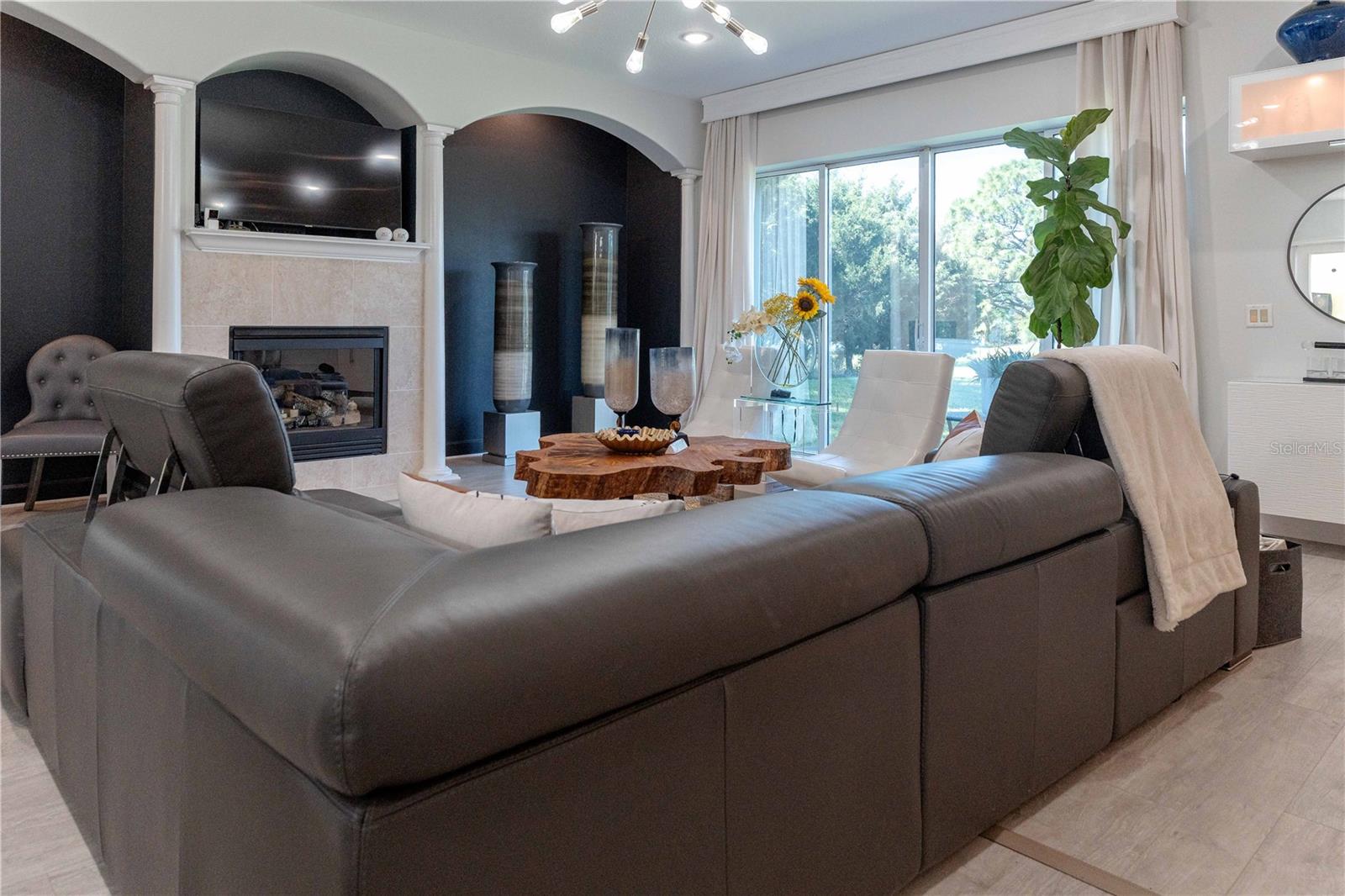 LINCOLNWOOD ESTATES - Residential