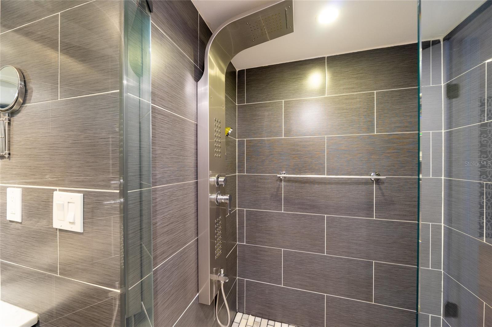 RIVER OAKS CONDO I - Residential