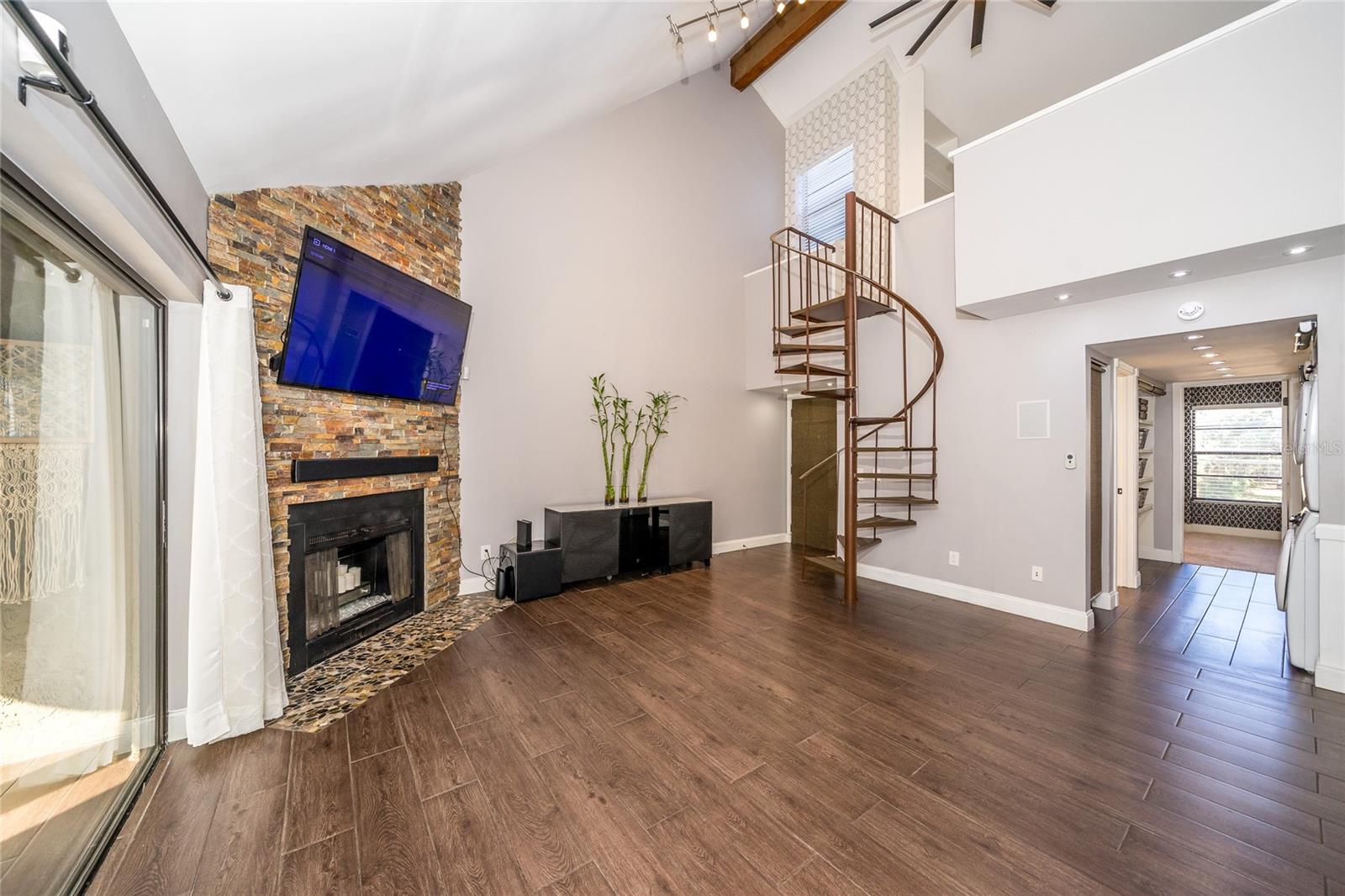 RIVER OAKS CONDO I - Residential