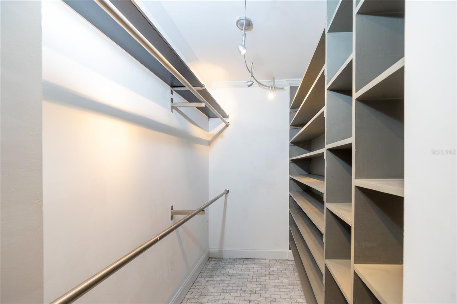 RIVER OAKS CONDO I - Residential