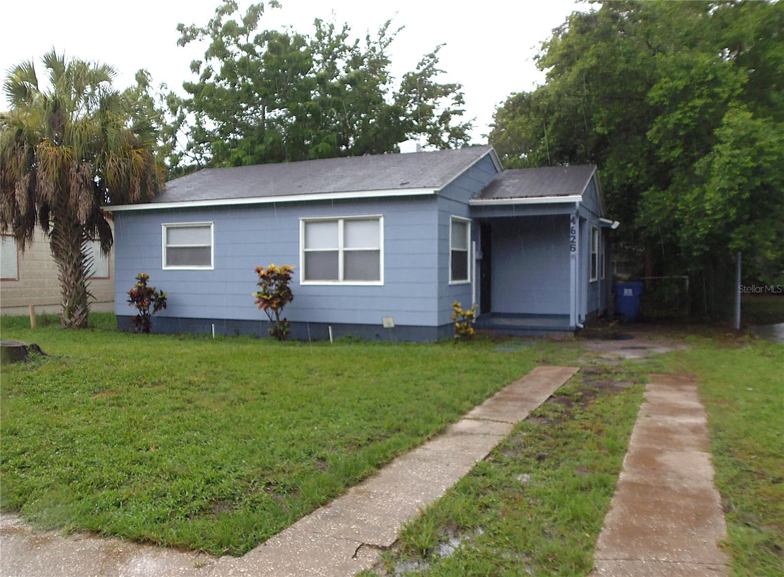 *** AVAILABLE NOW! ***2/2 bungalow SINGLE FAMILY home, with all NEW KITCHEN cabinets, NO CARPET!! Includes bonus room with W/D hookups. Large FENCED YARD, ceiling fans in bedrooms and kitchen. This one won't last long, come see to appreciate!