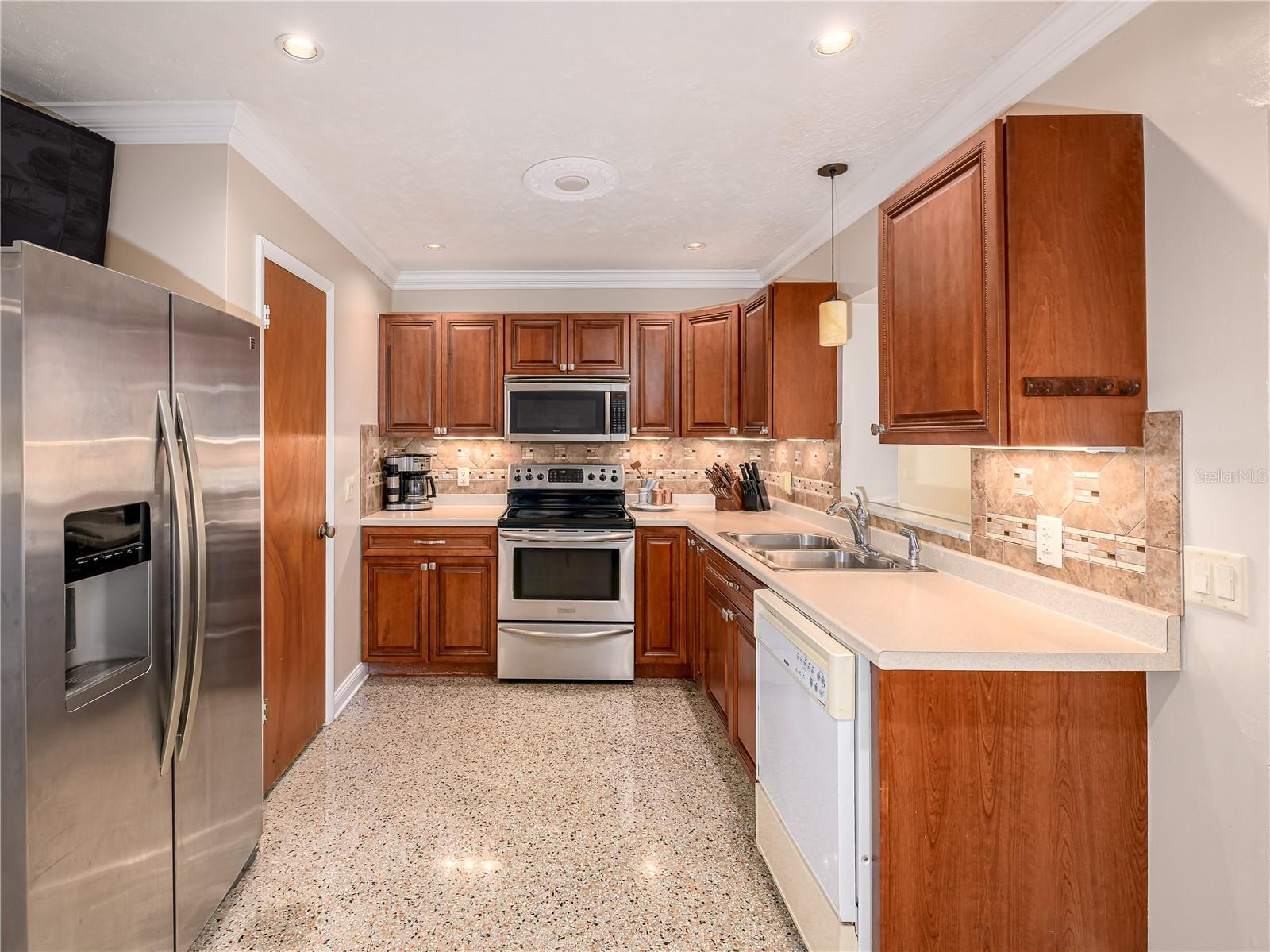 SUBURBAN CLUB ESTATES - Residential Lease