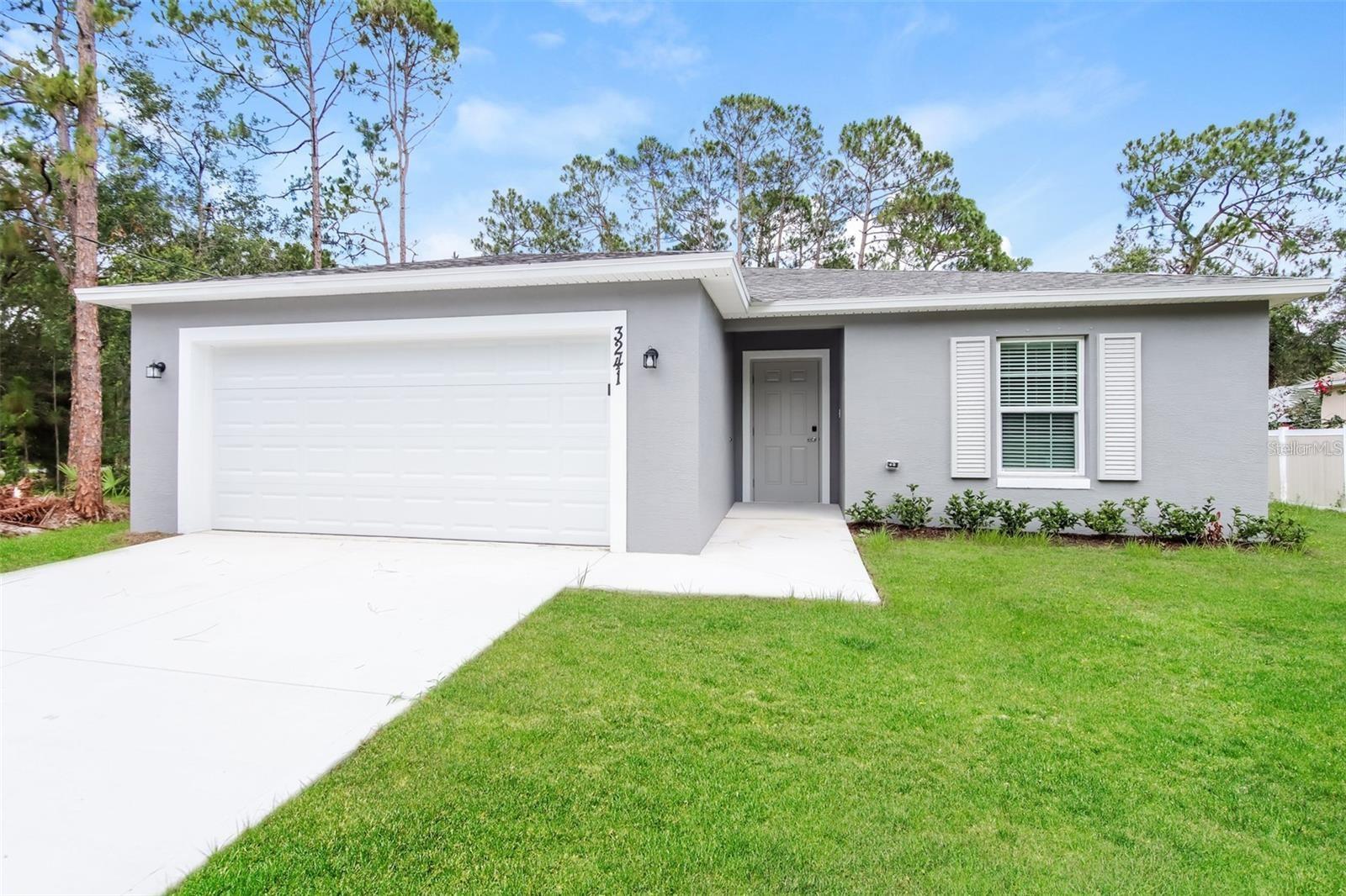 Modern Design: Built in 2023, this single-story home offers contemporary finishes and an open floor plan.
Gourmet Kitchen: Equipped with granite countertops and stainless steel appliances, including a dishwasher, microwave, range, and refrigerator.
Spacious Living: The living room features sliding doors leading to the backyard, enhancing natural light and airflow.
Comfort Features: Central air conditioning and ceiling fans throughout ensure year-round comfort.
Master Suite: The primary bedroom includes a walk-in closet and is conveniently located on the main floo