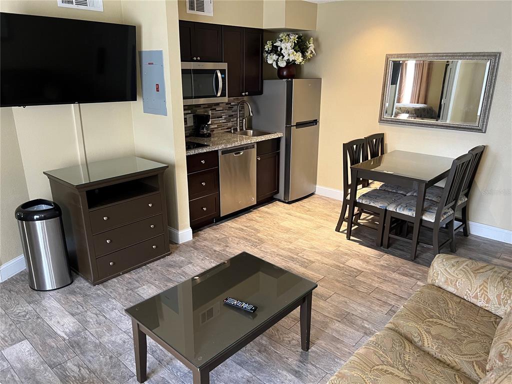 PARKWAY PALMS RSRT MAINGATE - Residential