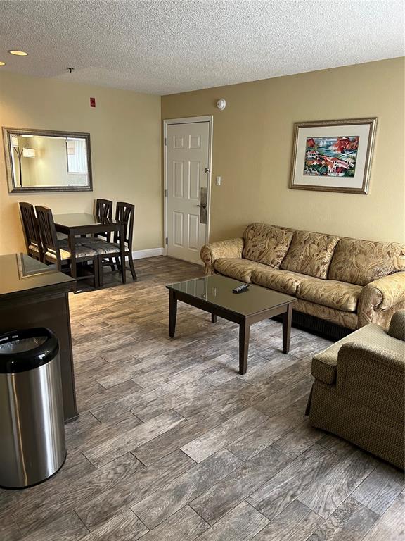 PARKWAY PALMS RSRT MAINGATE - Residential