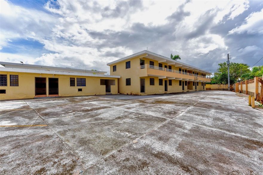 Urb. Sardinera Beach – Dorado
Edificio Comercial a Pasos de la Playa

Excelente oportunidad de inversión a pocos pasos de la playa en una de las zonas de mayor demanda en Dorado. Propiedad compuesta por  estructuras con múltiples unidades residenciales y uso comercial, ideal para renta a largo o corto plazo, o desarrollo futuro.

Distribución de Unidades
Edificio de 2 pisos:
• 8 apartamentos de 2 habitaciones
• 2 apartamentos de 1 habitación

Edificio de 1 piso:
• 1 oficina
• 2 apartamentos de 1 habitación

Infraestructura
• 13 contadores de luz
• 10 contadores de agua
• Amplio espacio para múltiples estacionamientos

Ubicación privilegiada cerca de la playa, comercios y accesos principales de Dorado.