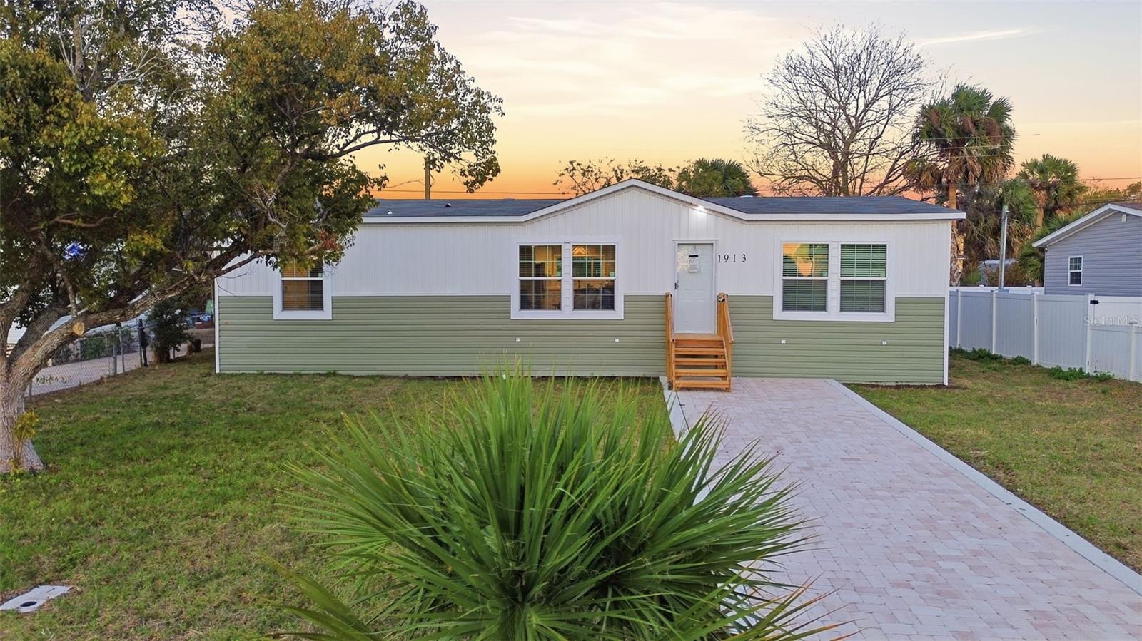 1913 WOODCREST DRIVE