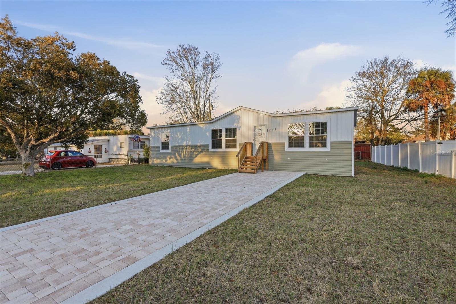 1913 WOODCREST DRIVE