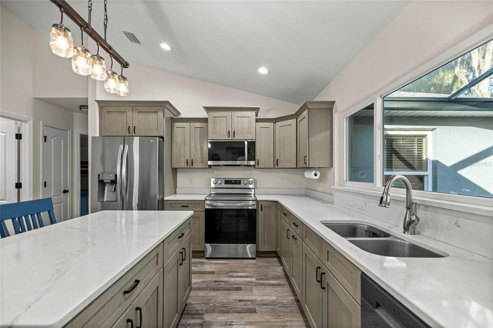 RIVER GARDENS UNIT 02 - Residential