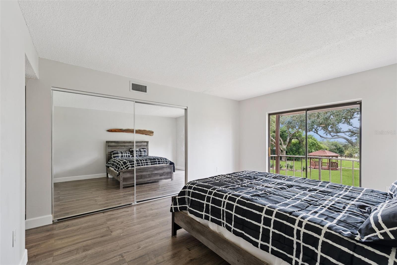 LA CASA CONDO - Residential