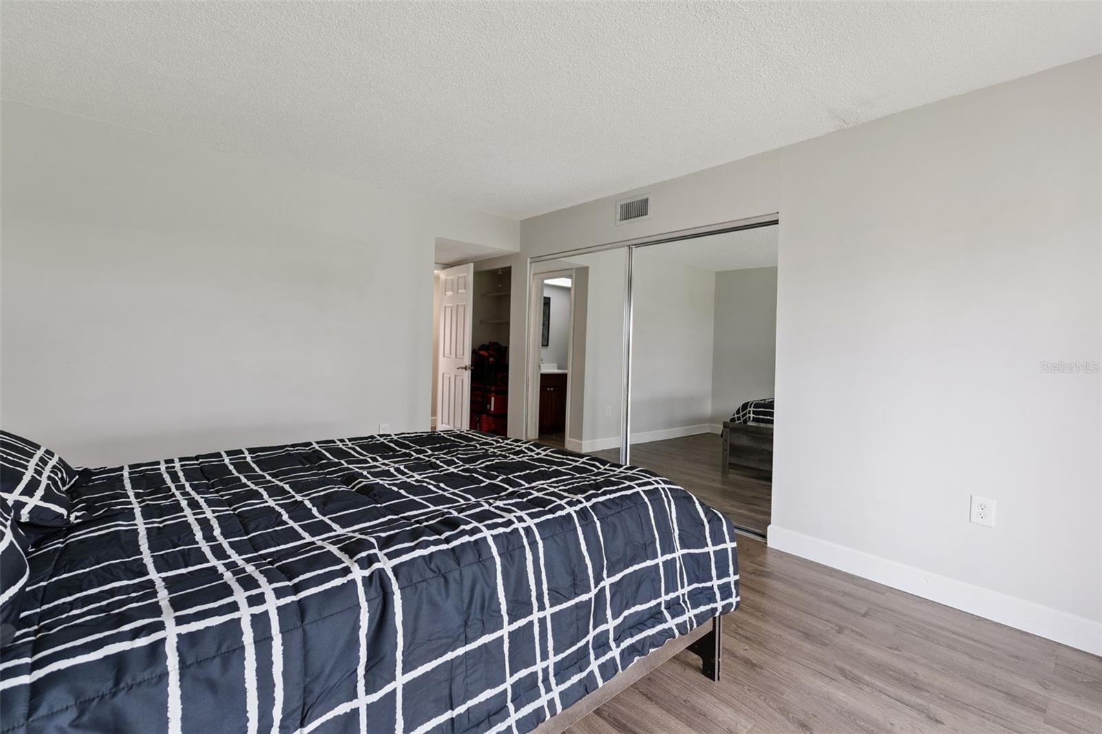 LA CASA CONDO - Residential