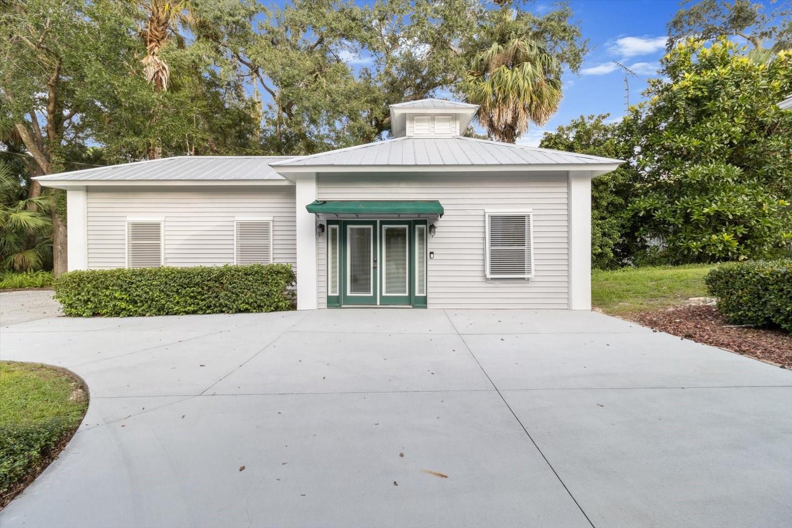 CAPTAIN'S COVE - Residential