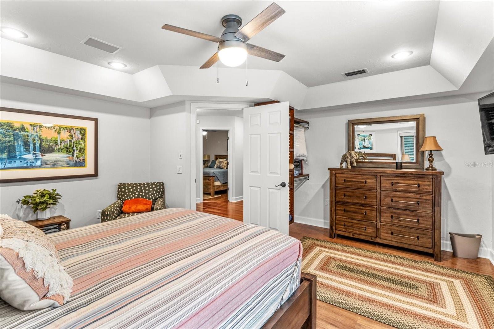 CAPTAIN'S COVE - Residential