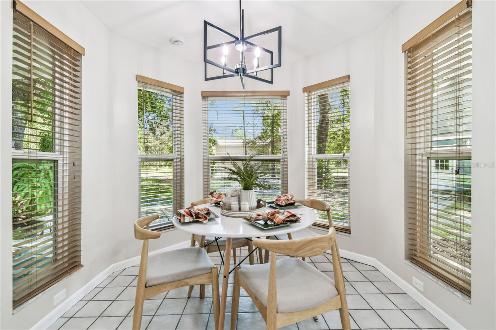 KNOLLWOOD ACRES - Residential