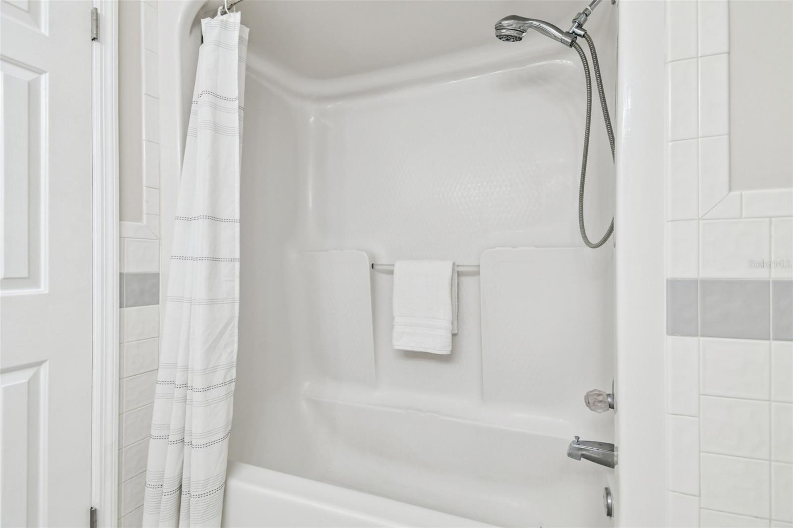 KNOLLWOOD ACRES - Residential