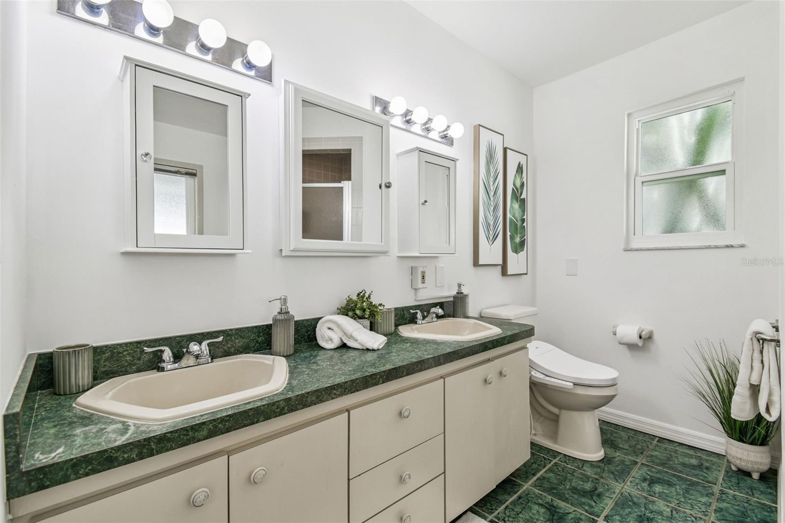 KNOLLWOOD ACRES - Residential