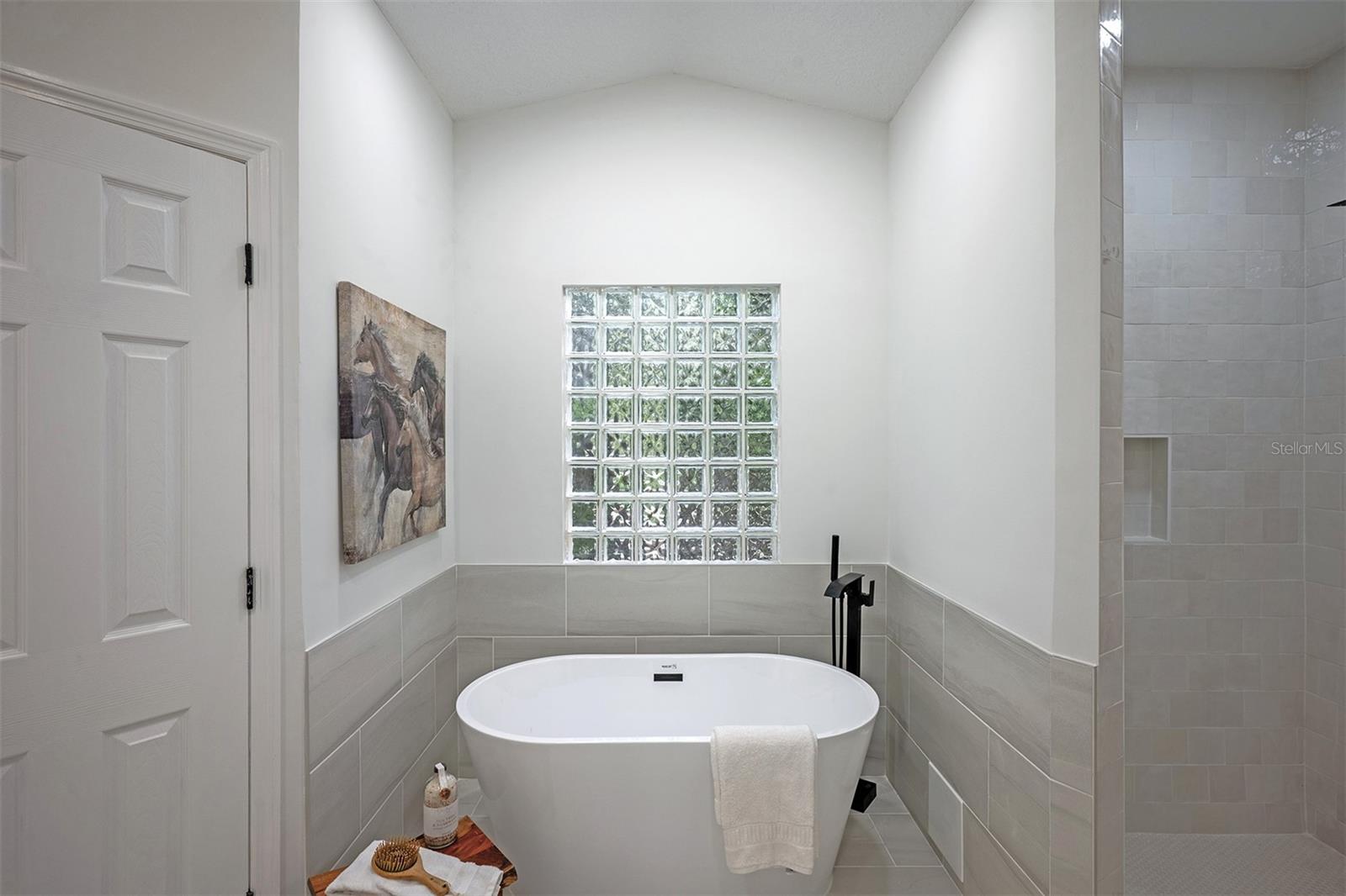 QUEEN HRBR YACHT & CO U19 - Residential