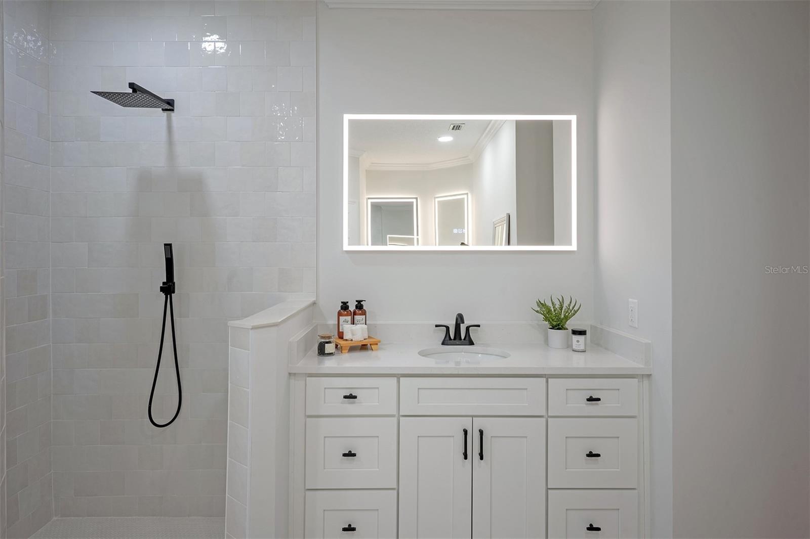 QUEEN HRBR YACHT & CO U19 - Residential