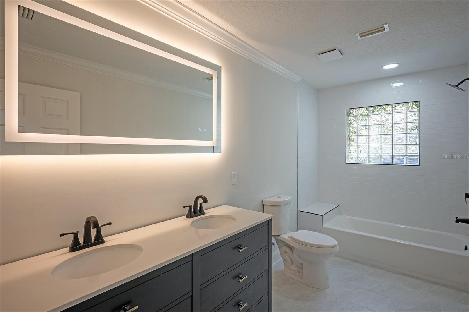 QUEEN HRBR YACHT & CO U19 - Residential