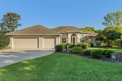 A home in LADY LAKE