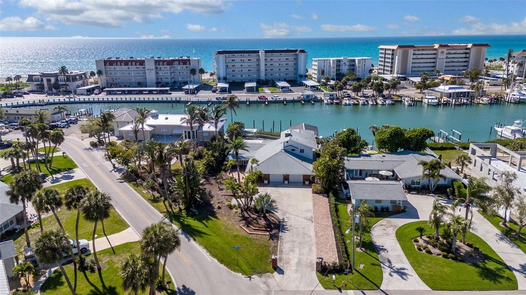 Photo of 700 El Dorado Drive, Venice, FL 34285 (MLS # A4687717)
