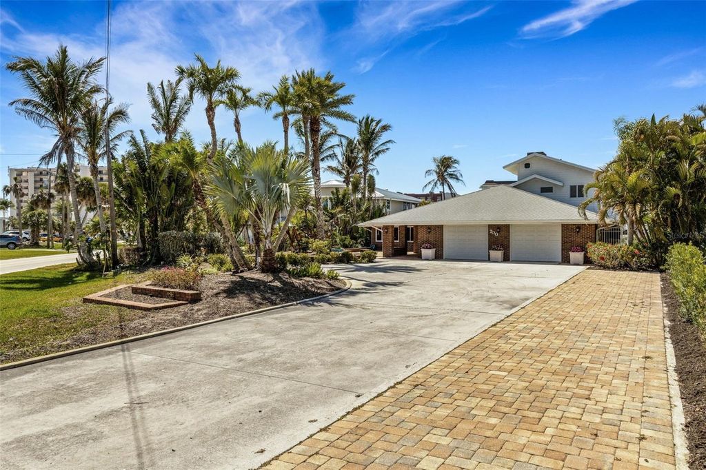 Photo of 700 El Dorado Drive, Venice, FL 34285 (MLS # A4687717)