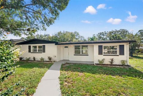 Photo of 9402 W Cluster Avenue, Tampa, FL 33615 (MLS # TB8473620)