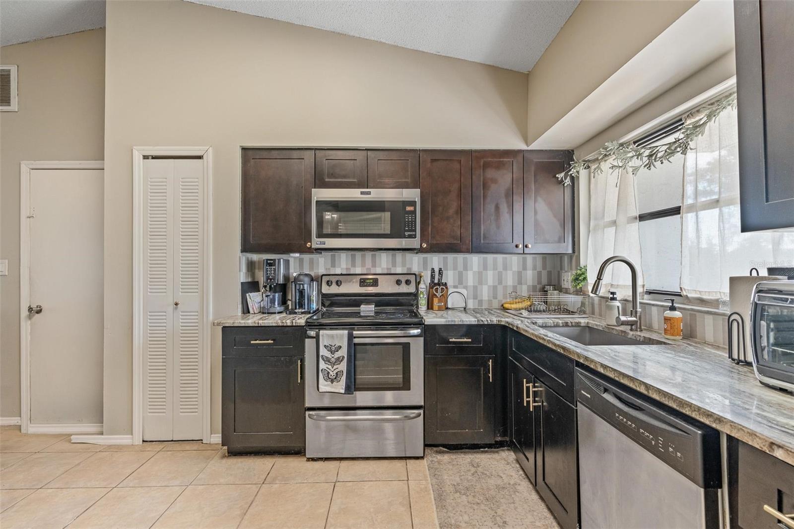 DELTONA LAKES UN 27 - Residential